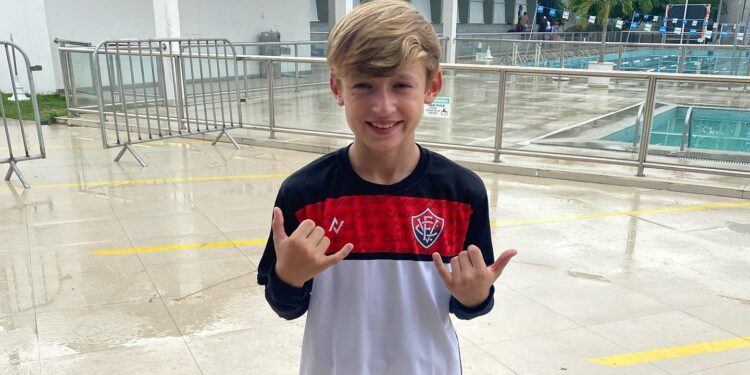 Meia-atacante ambidestro, técnico, finalizador nato e dono de excelente aproveitamento em cobranças de falta: características do craque Enzo Monferdini, destaque da base do Vitória