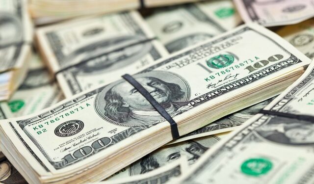 Dólar recua e fecha abaixo de R$ 4,90, com Copom e dados dos EUA no radar; Ibovespa sobe mais de 2%