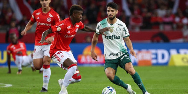 Na luta pelo título do Brasileirão, Palmeiras recebe o Internacional em Barueri