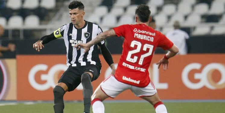 Para voltar ao G-4, Botafogo visita o Internacional pela última rodada