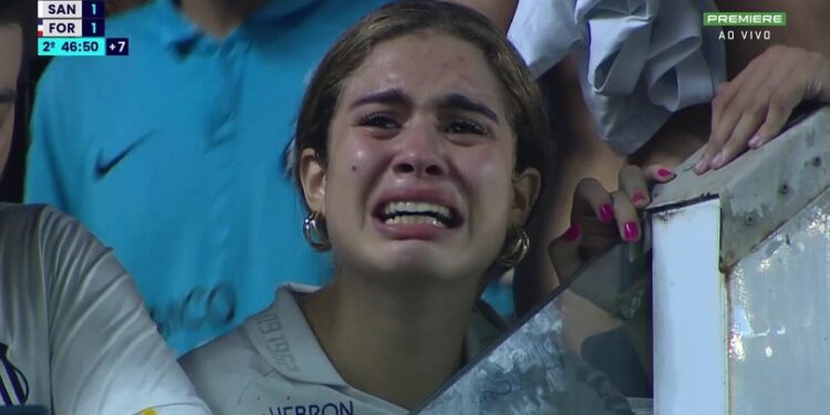 Choro, bombas e protestos na Vila Belmiro marcam rebaixamento inédito do Santos