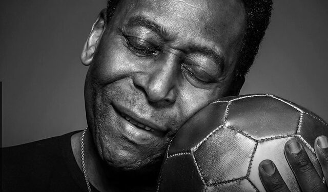 Um ano sem Pelé: Santos, Fifa e personalidades fazem homenagens ao Rei do Futebol