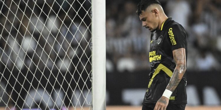 Tiquinho pede desculpas ao torcedor por fim melancólico do Botafogo: “Ninguém nunca viu”