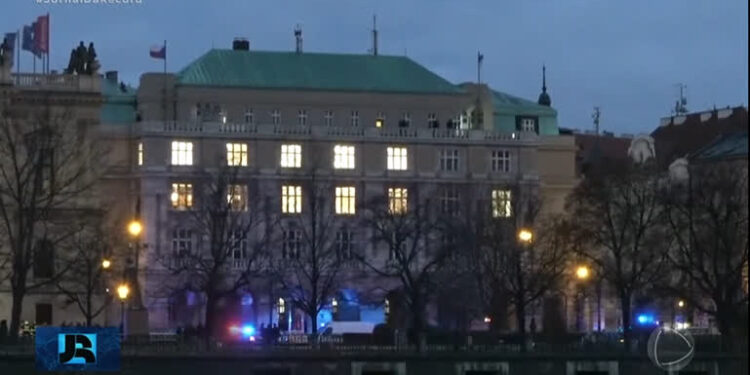 ‘Desesperador’, diz brasileiro que estuda na universidade de Praga onde atirador matou 14 pessoas