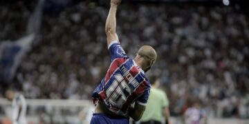 Thaciano exalta a torcida do Bahia após permanência na elite: “Nunca nos deixou de lado”