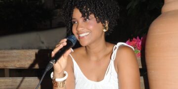 Cultura: Cantora e compositora Néia Santana, destila talento e alegria com a sua boa música, na praça de alimentação do shopping Center Lapa