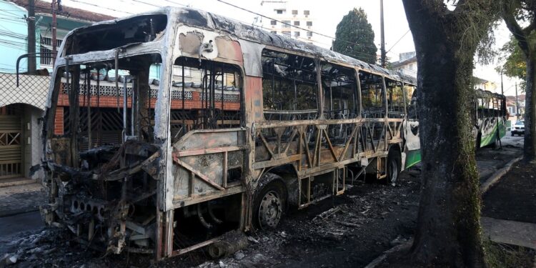 Santos amanhece com cenário de destruição e CT pichado após rebaixamento inédito do clube da Vila Belmiro