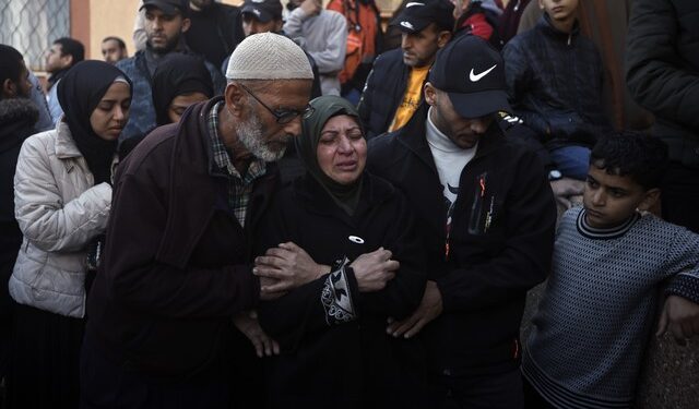 Bombardeio em campo de refugiados de Gaza deixa 68 mortos