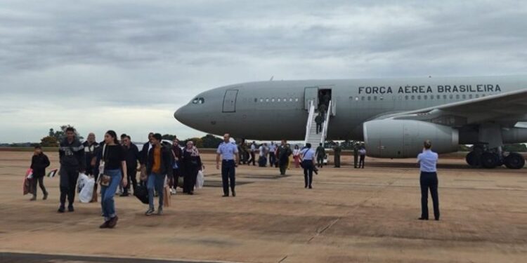 Avião com terceiro grupo de repatriados de Gaza chega ao Brasil
