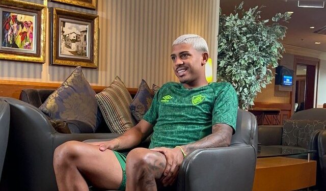 John Kennedy, do Fluminense, explica luta para andar na linha e quer conhecer o ídolo Romário