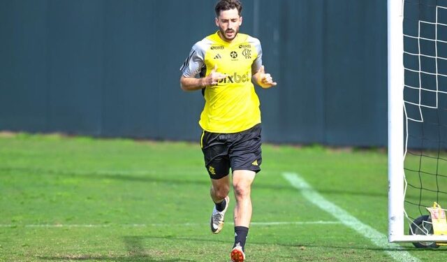 Viña, do Flamengo, chega ao Rio e faz primeiro treino no Ninho do Urubu