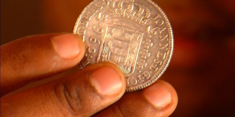Lavrador compra detector de metais para caçar ouro e encontra ‘tesouro’ do Brasil colonial
