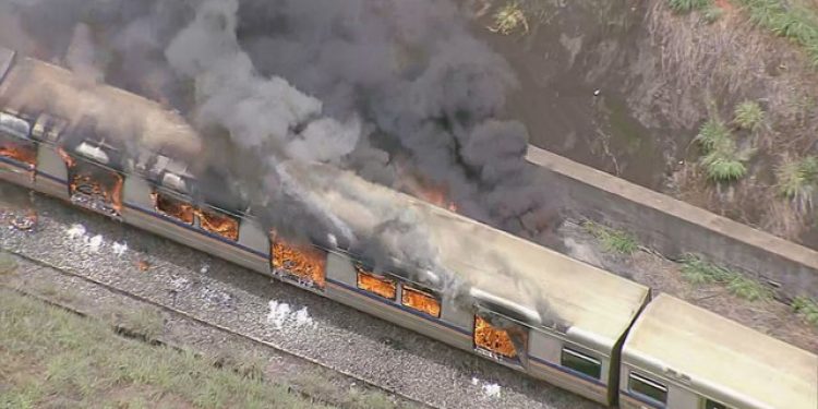 Vagão do metrô pega fogo perto de estação de Águas Claras, no DF