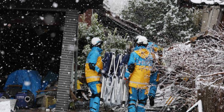 Idosa de 90 anos resgatada com vida 5 dias após terremoto no Japão