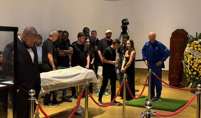 Zagallo é velado na CBF ao lado de sua estátua de cera e das taças das Copas