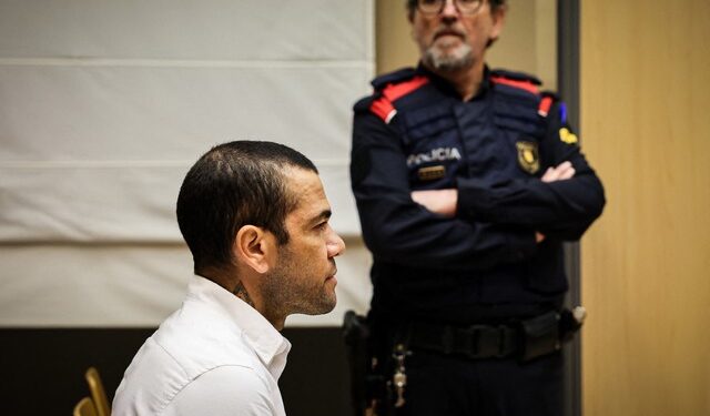 Daniel Alves é convocado para ir a tribunal, diz jornal