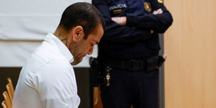 Daniel Alves é condenado a 4 anos e 6 meses de prisão por estupro