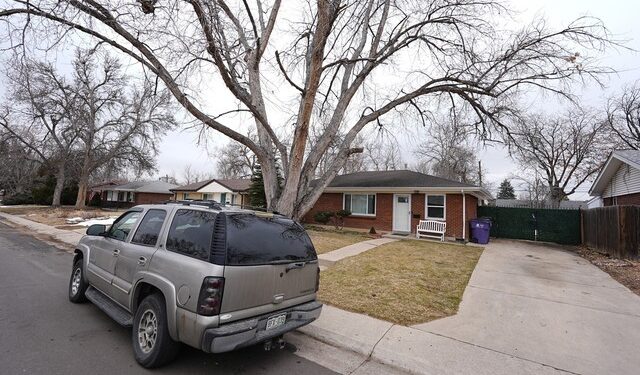 Nos EUA, dono de casa funerária é despejado, e corpo de mulher que estava dentro de um carro havia 2 anos é encontrado na propriedade