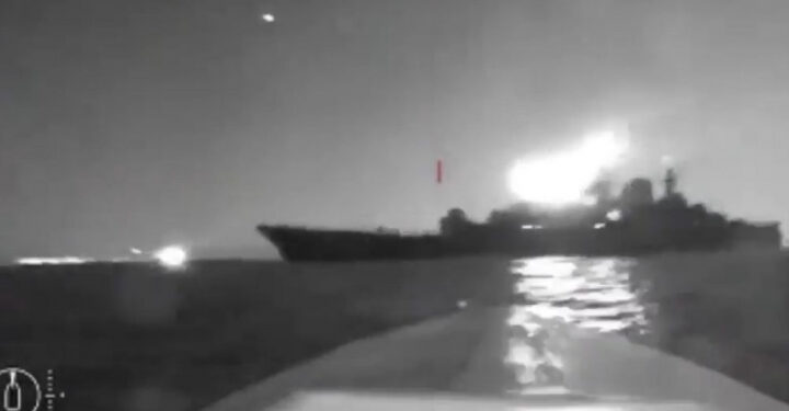 Ucrânia ataca com drones navais e destrói um dos principais navios usados pela Rússia para invasões