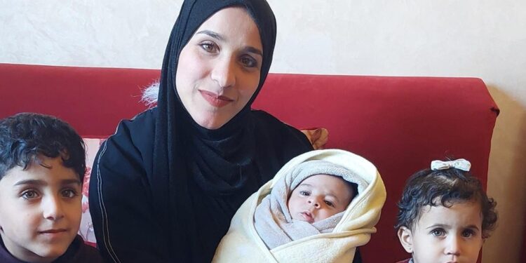 Brasileira que deu à luz em Gaza recebe autorização para deixar território; bebê nasceu na noite de Natal