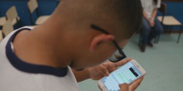 Rio proíbe celulares nas escolas até no recreio; veja exceções