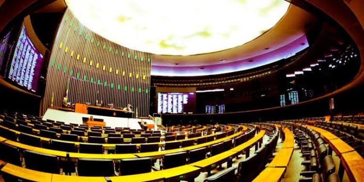 Câmara deve retomar nesta terça debate sobre proposta que autoriza igrejas a pagar menos impostos