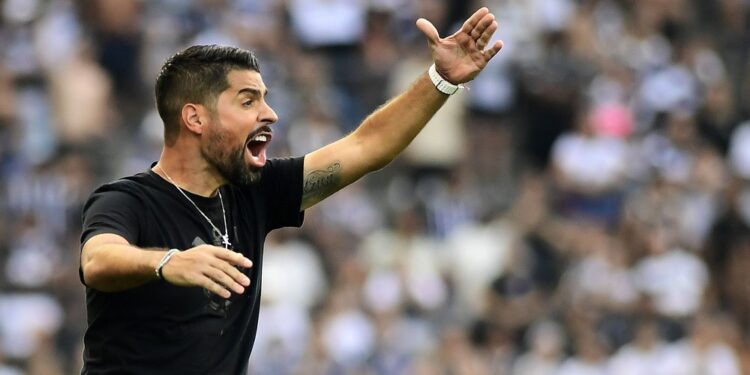 António Oliveira encara Abel Ferreira por fim de jejum pessoal e do Corinthians em Dérbis