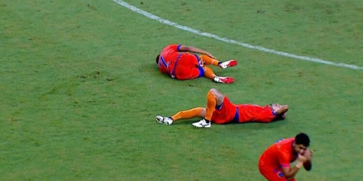 Volante do Audax fratura perna em jogo contra o Vasco