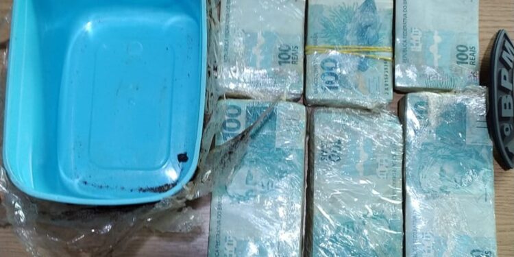 Aposentado que encontrou R$ 60 mil enterrados no quintal de casa diz que não pensou em guardar: ‘Não importa a quantia’