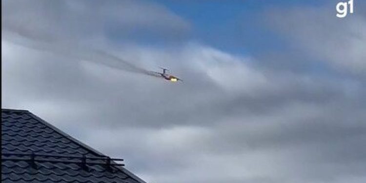 Avião militar russo com 15 a bordo pega fogo no ar e cai perto de Moscou