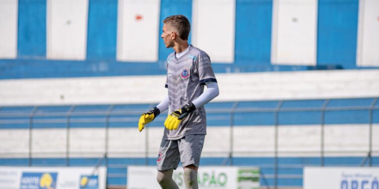 Apenas 14 anos de idade, 1,80m de altura e uma envergadura absurda: características do goleiro Gabriel Silva, destaque no futebol de base da Bahia