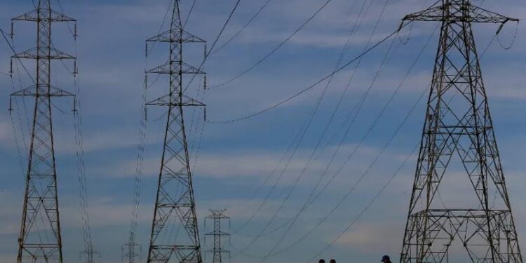 Conta de luz cresce acima da inflação e pesa no bolso do consumidor; entenda de onde vem o aumento