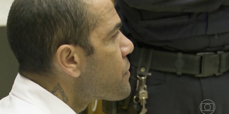 Daniel Alves: Justiça da Espanha dá liberdade provisória a ex-jogador sob fiança de 1 milhão de euros