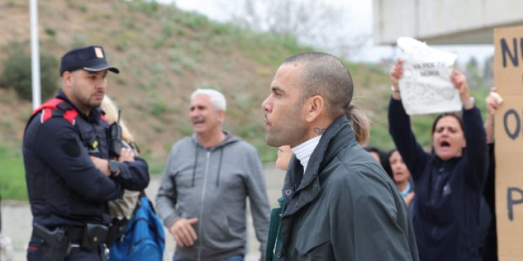 Dani Alves organiza festa em casa e recebe visitas de amigos encapuzados