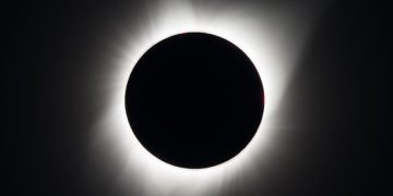 Eclipse solar total ocorre nesta segunda; saiba como acompanhar e veja 5 curiosidades sobre o fenômeno