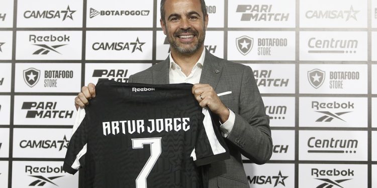 Artur Jorge aparece no BID da CBF e está liberado para comandar o Botafogo
