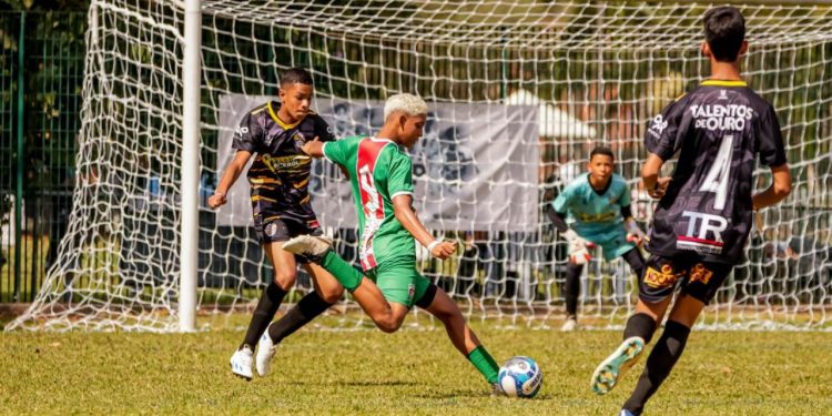 14 anos, 1,84 de altura, muito habilidoso e com futebol de gente grande. Conheça “Capela”: menino prodígio é destaque na base da Bahia