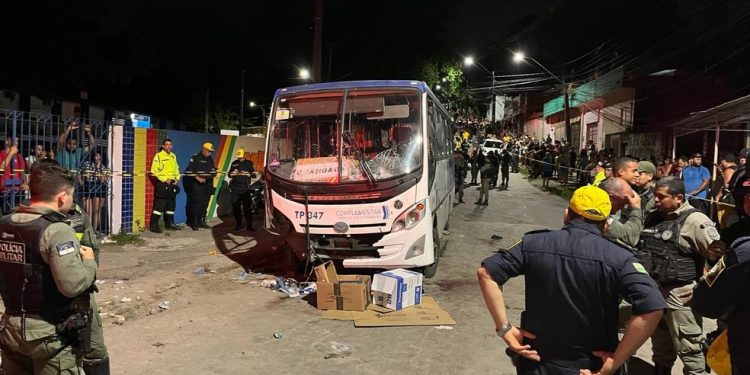 Sobe para 7 número de mortos após micro-ônibus atropelar fiéis em procissão no Grande Recife; acidente deixou 26 feridos