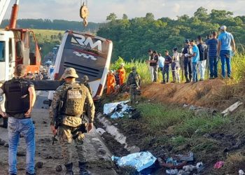 A gente faz excursões há mais de 20 anos’, diz passageira de ônibus de turismo que tombou na Bahia e deixou 9 mortos e 23 feridos