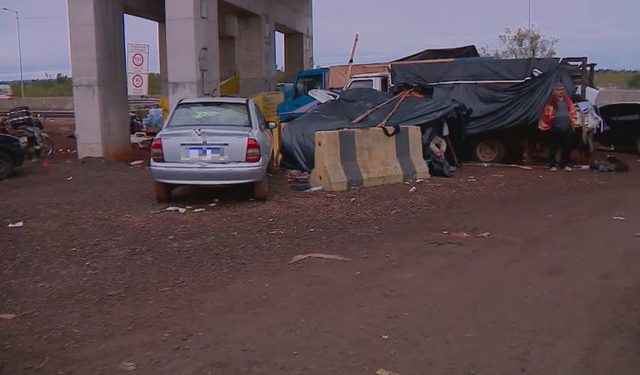 Em barracas, carros e debaixo da ponte: população improvisa moradias após cheia do Guaíba em Porto Alegre
