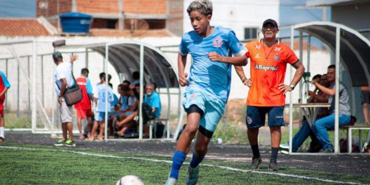 Jogador de técnica refinada, visão de jogo apurada e dribles curtos: características do craque Horácio, destaque da base em Irecê- Ba