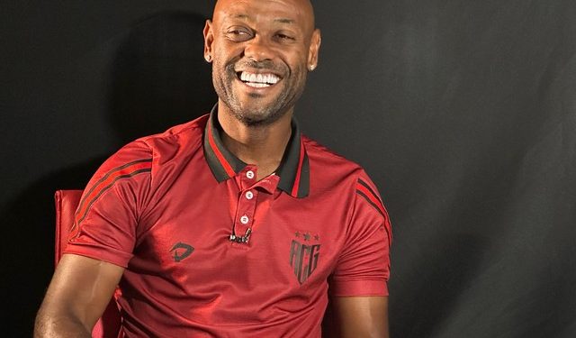 Os amores de Love: atacante vira quarentão, elege torcida e time preferidos e quer estudar culinária