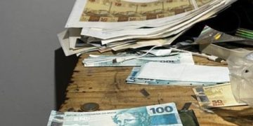 PF fecha laboratório que fabricou mais de R$ 30 milhões em notas falsas e prende duas pessoas no litoral de SP