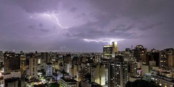 Com 1,6 milhão de clientes ainda sem luz, Enel diz que não tem previsão de retomada total e chamou equipe de outros estados