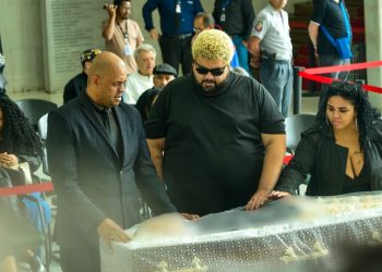 Família e fãs se despedem de Maguila em velório aberto em São Paulo