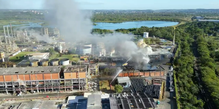 Explosão causa incêndio de grande proporção em fábrica da Braskem na Bahia
