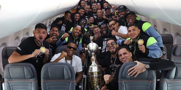 Botafogo embarca para o Rio de Janeiro após o título da Libertadores