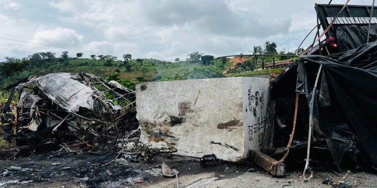 Carreta envolvida em acidente com 39 mortes em Minas chegou a trafegar a 132 km/h antes da tragédia