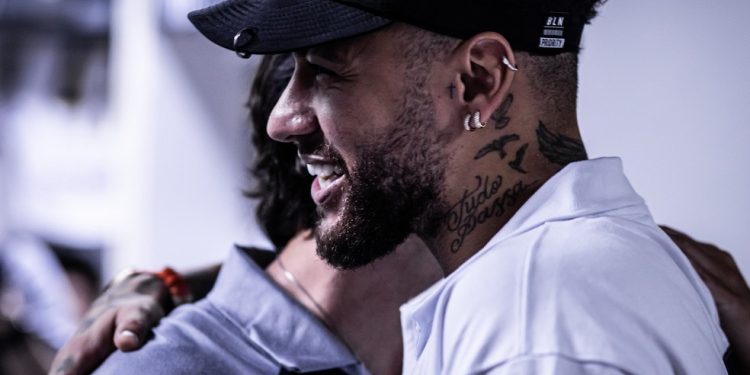 Neymar chega ao Brasil para ser apresentado como reforço do Santos