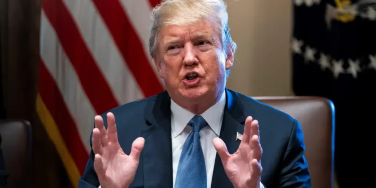 Trump segura imposição de tarifas a Colômbia após anunciar acordo sobre deportados